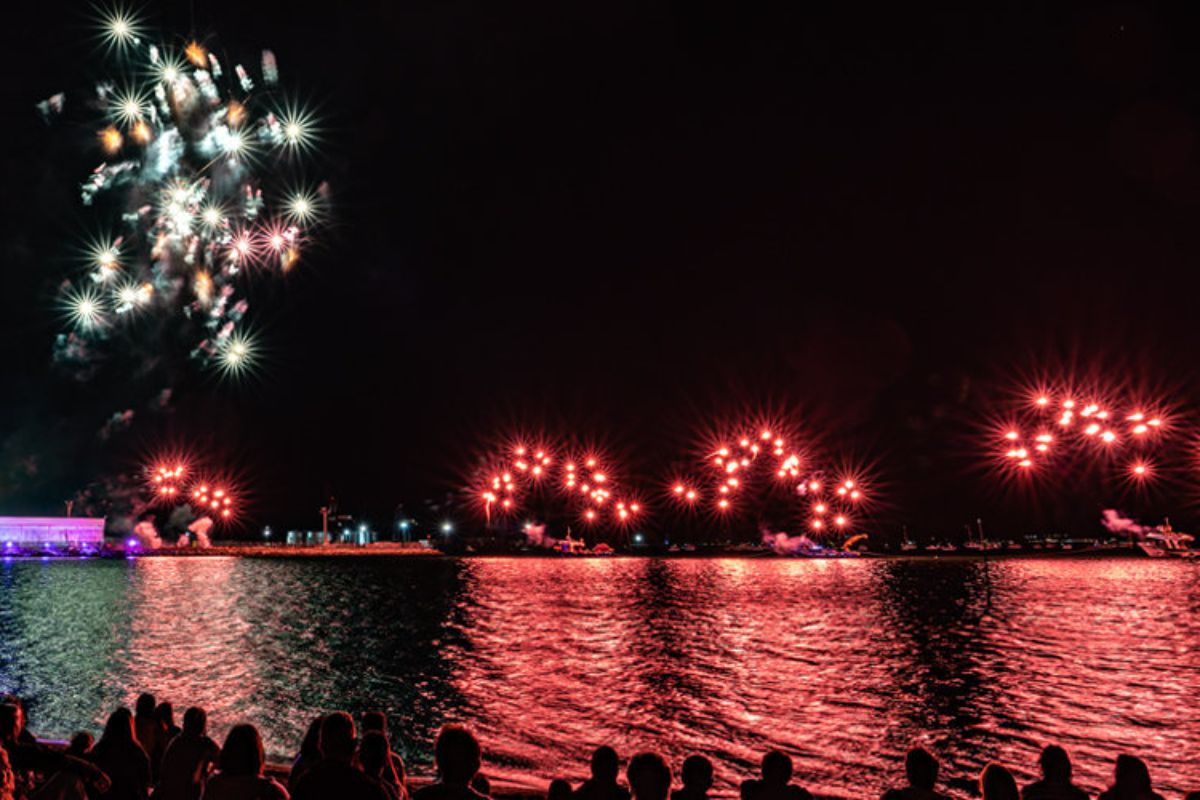 El Combate Naval, un festival pirotécnico centenario a pie de playa